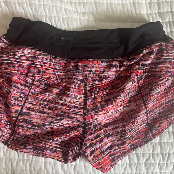 Lulu shorts 2.5 - Picture 2 of 3